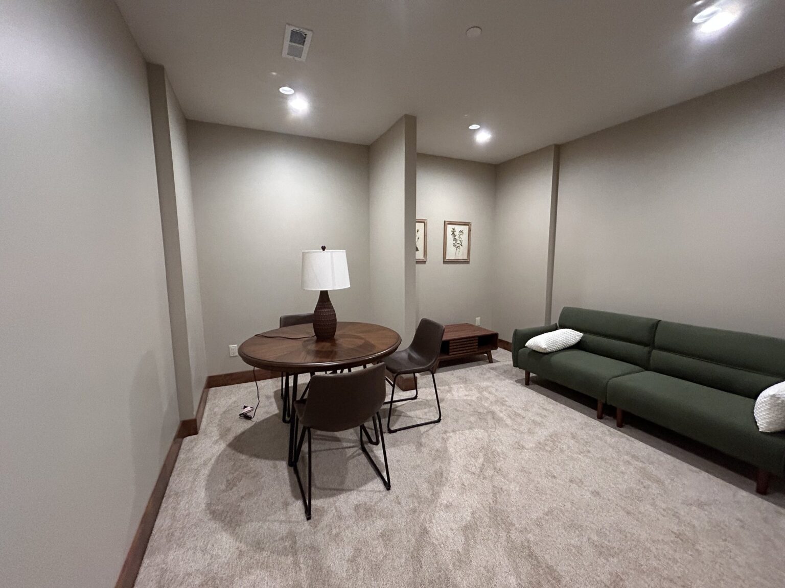 Cliff Lake Lodge: Downstairs