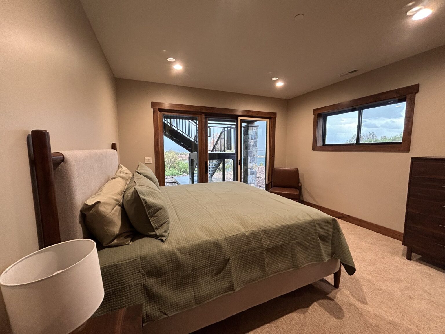 Cliff Lake Lodge: Downstairs
