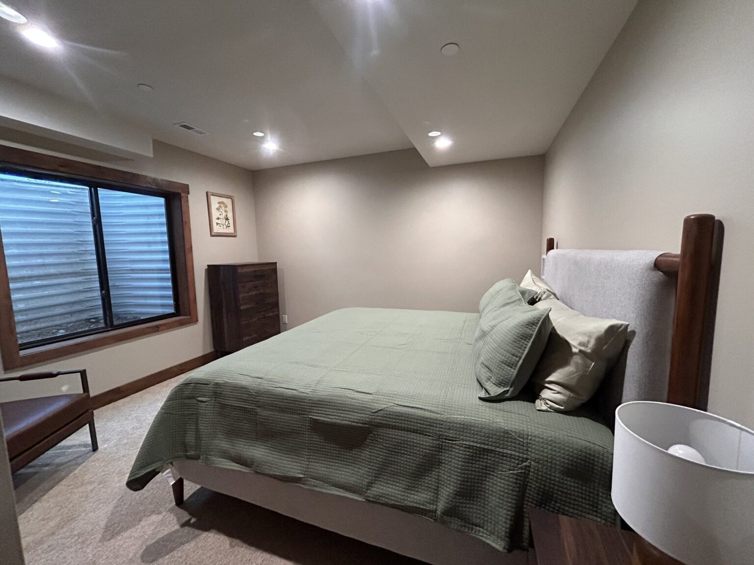 Cliff Lake Lodge: Downstairs