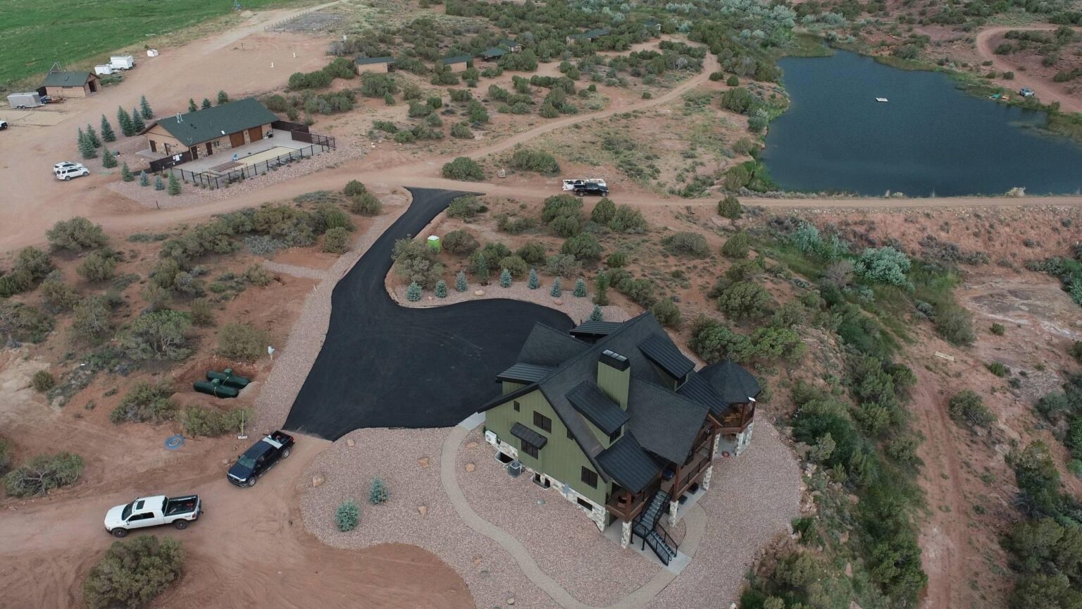 Cliff Lake Lodge: Exterior
