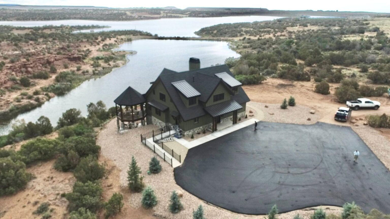 Cliff Lake Lodge: Exterior