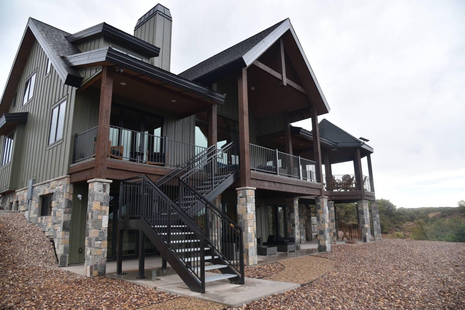 Cliff Lake Lodge: Exterior