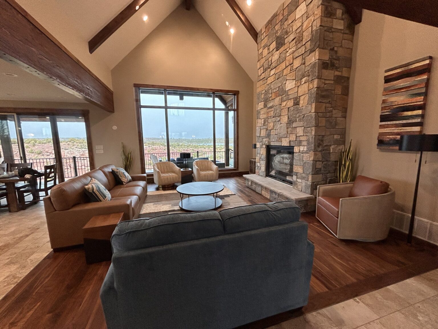Cliff Lake Lodge: Main Floor