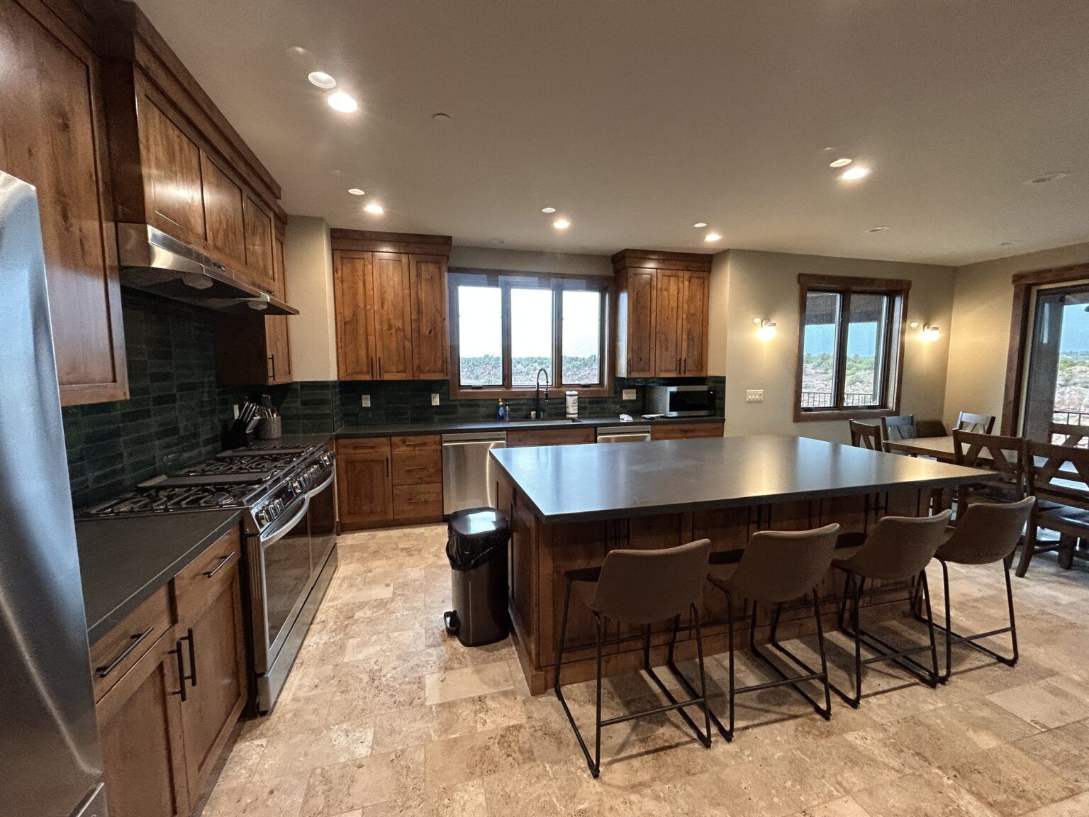 Cliff Lake Lodge: Main Floor