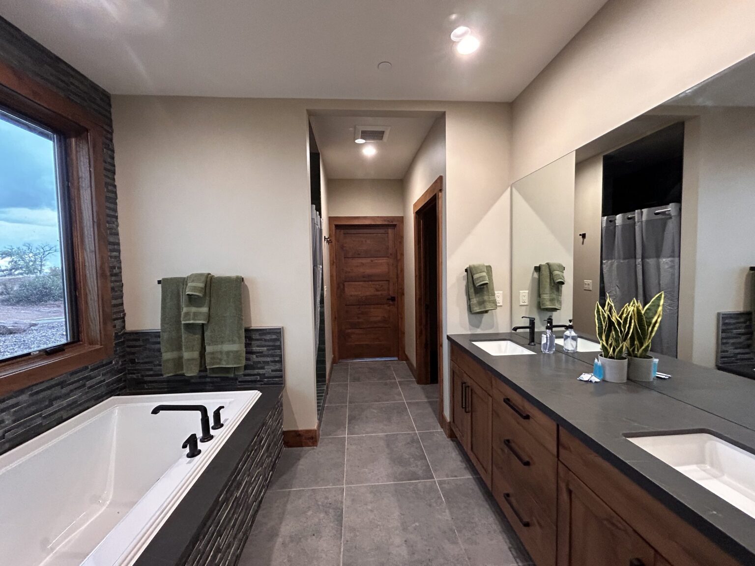 Cliff Lake Lodge: Main Floor
