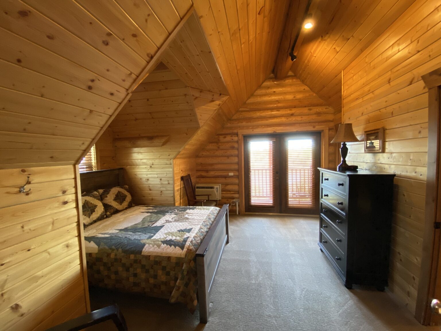 Loon Lodge: Bedroom 2 – Upstairs Bedroom 1