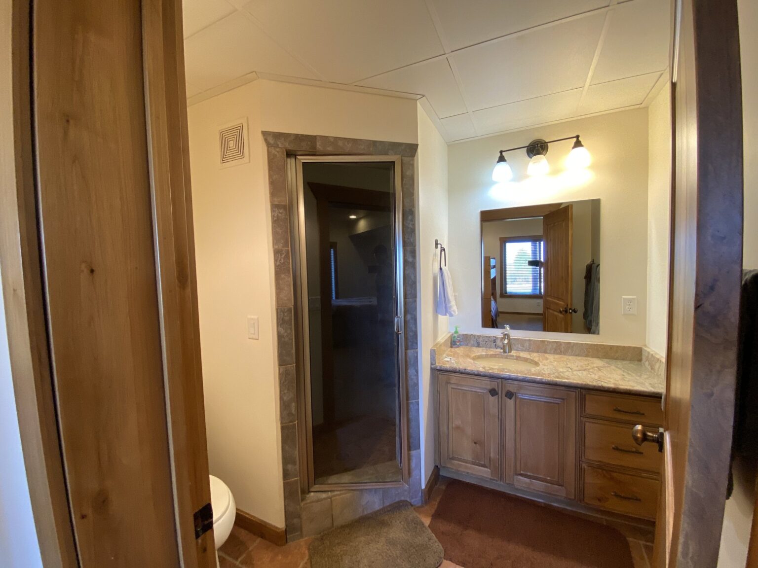 Loon Lodge: Bedroom 2 – Upstairs Bedroom 1