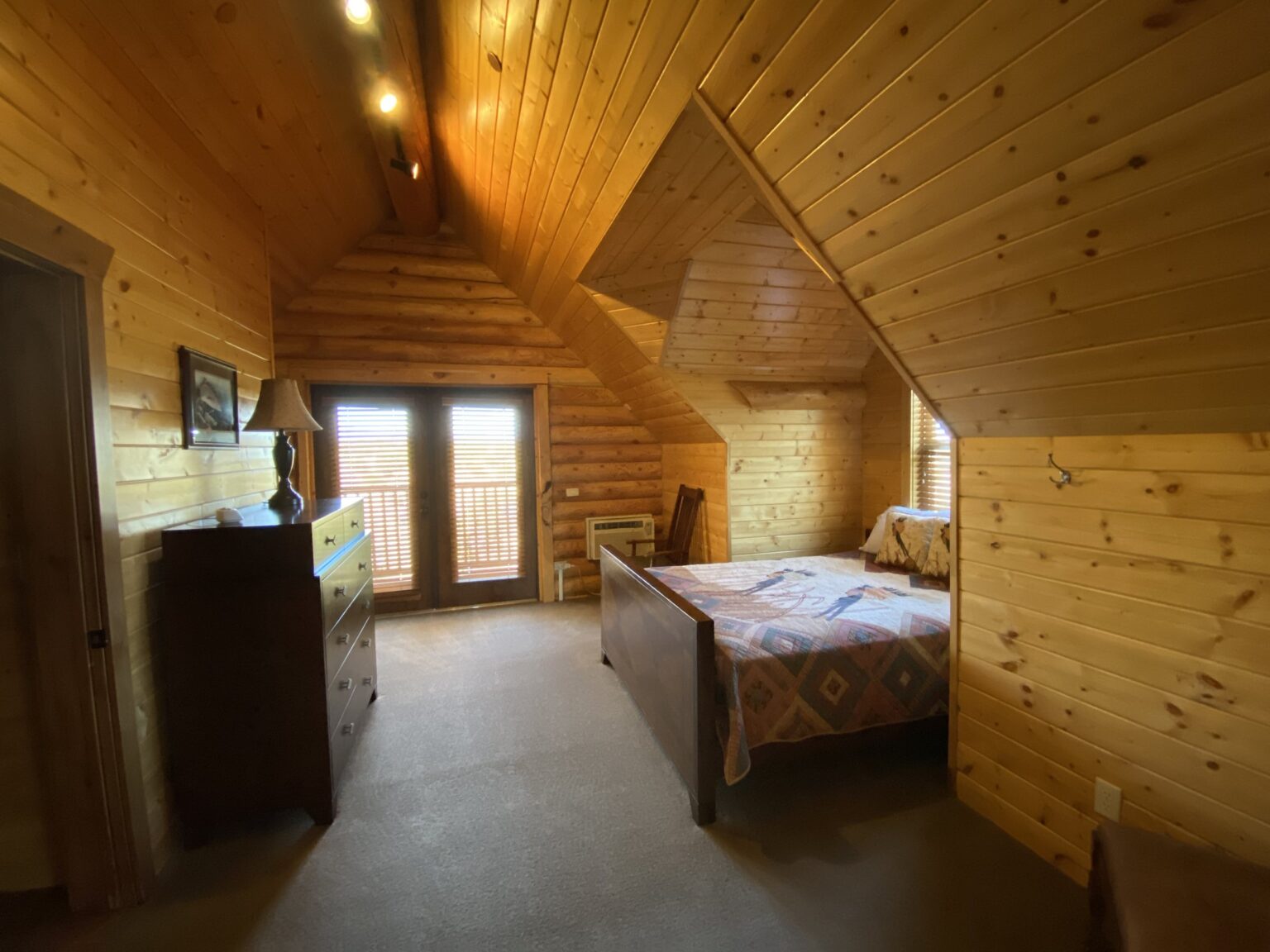Loon Lodge: Bedroom 3 – Upstairs Bedroom 2
