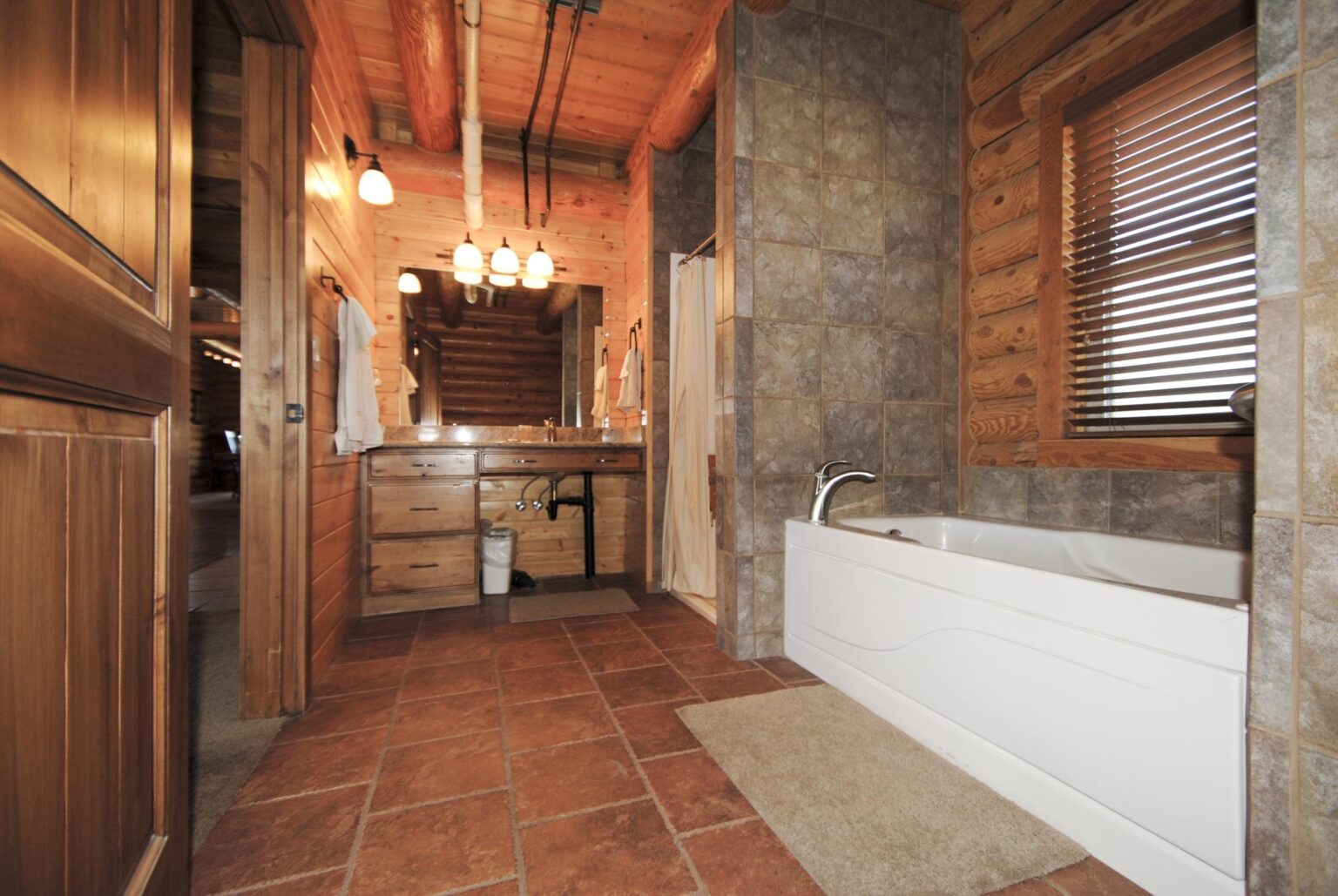 Loon Lodge: Master bedroom