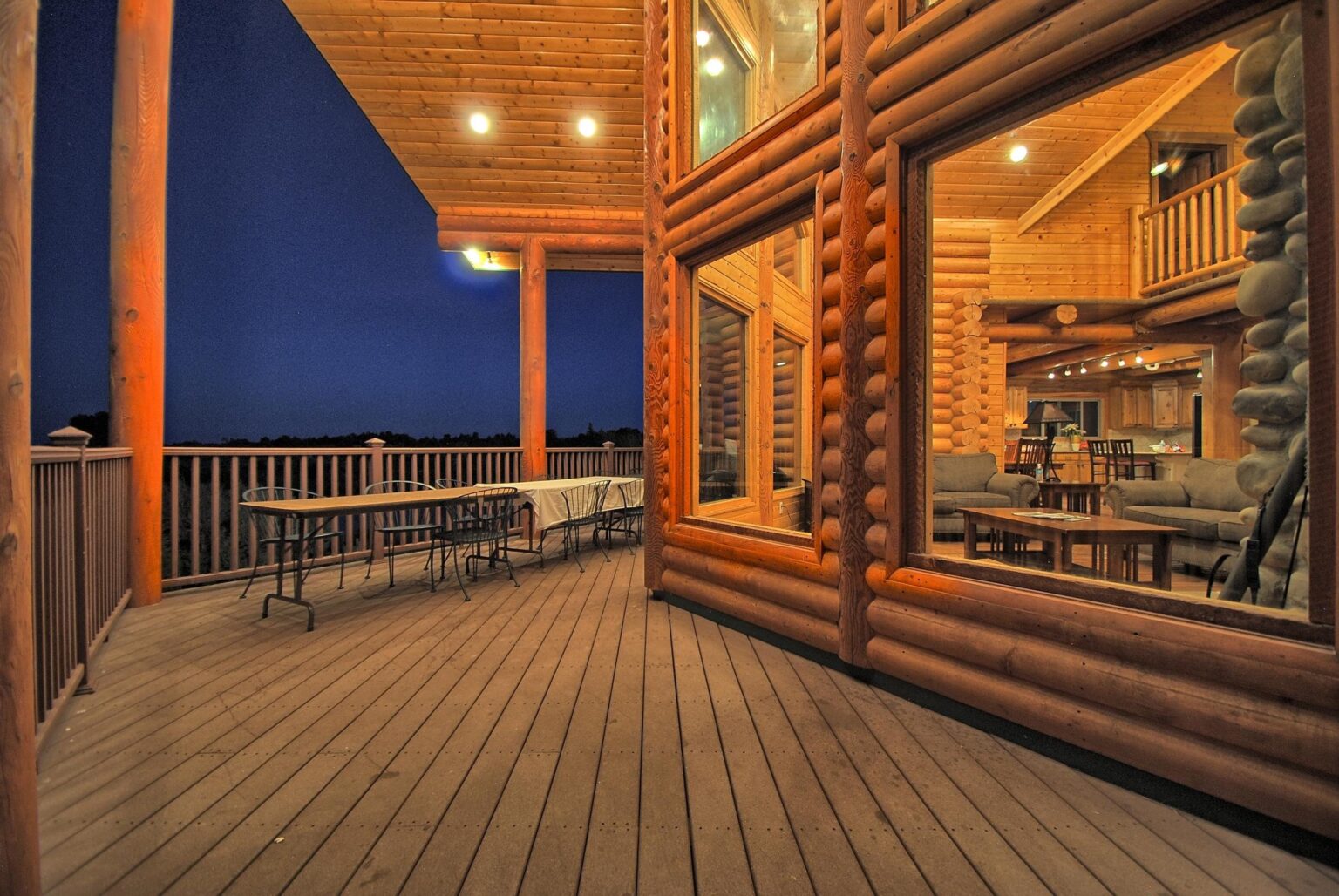 Loon Lodge: Deck & outdoors