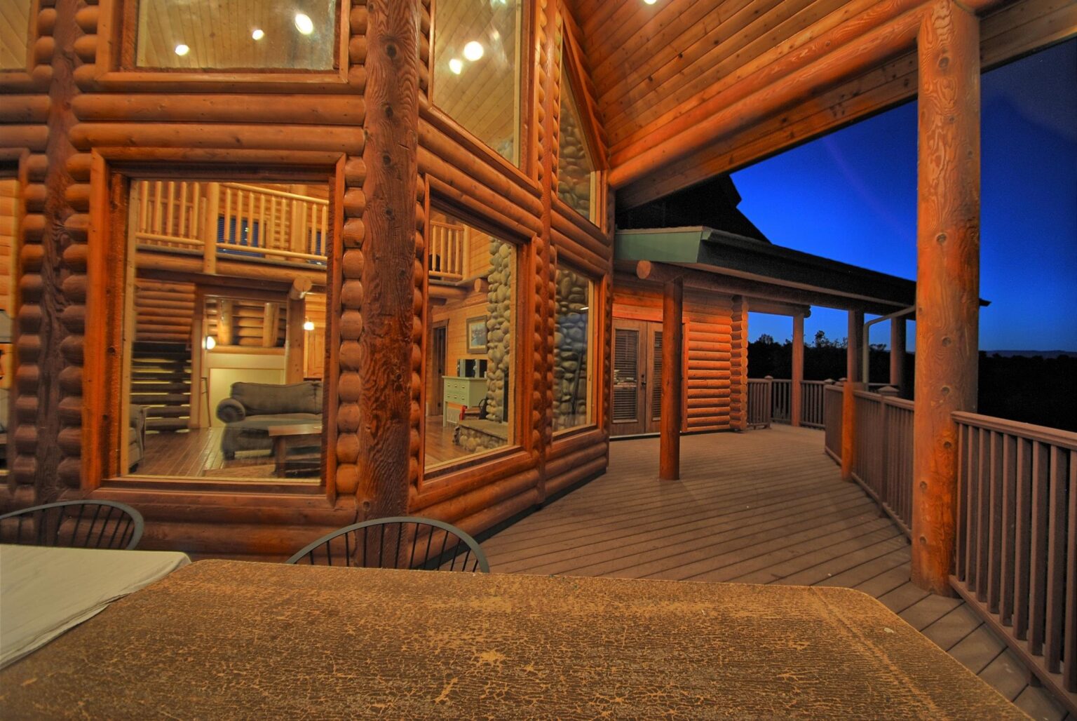 Loon Lodge: Deck & outdoors