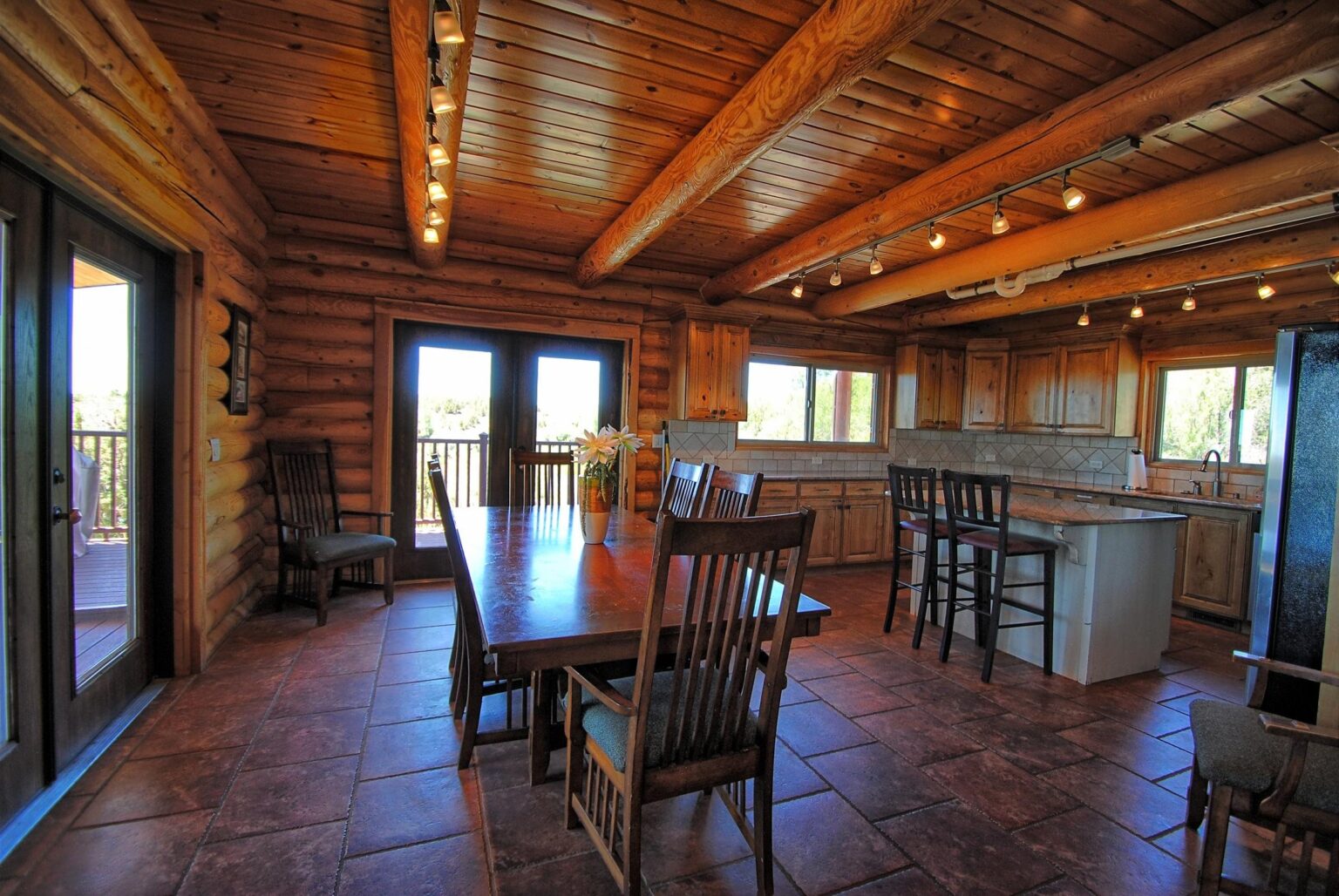 Loon Lodge: Kitchen & dining
