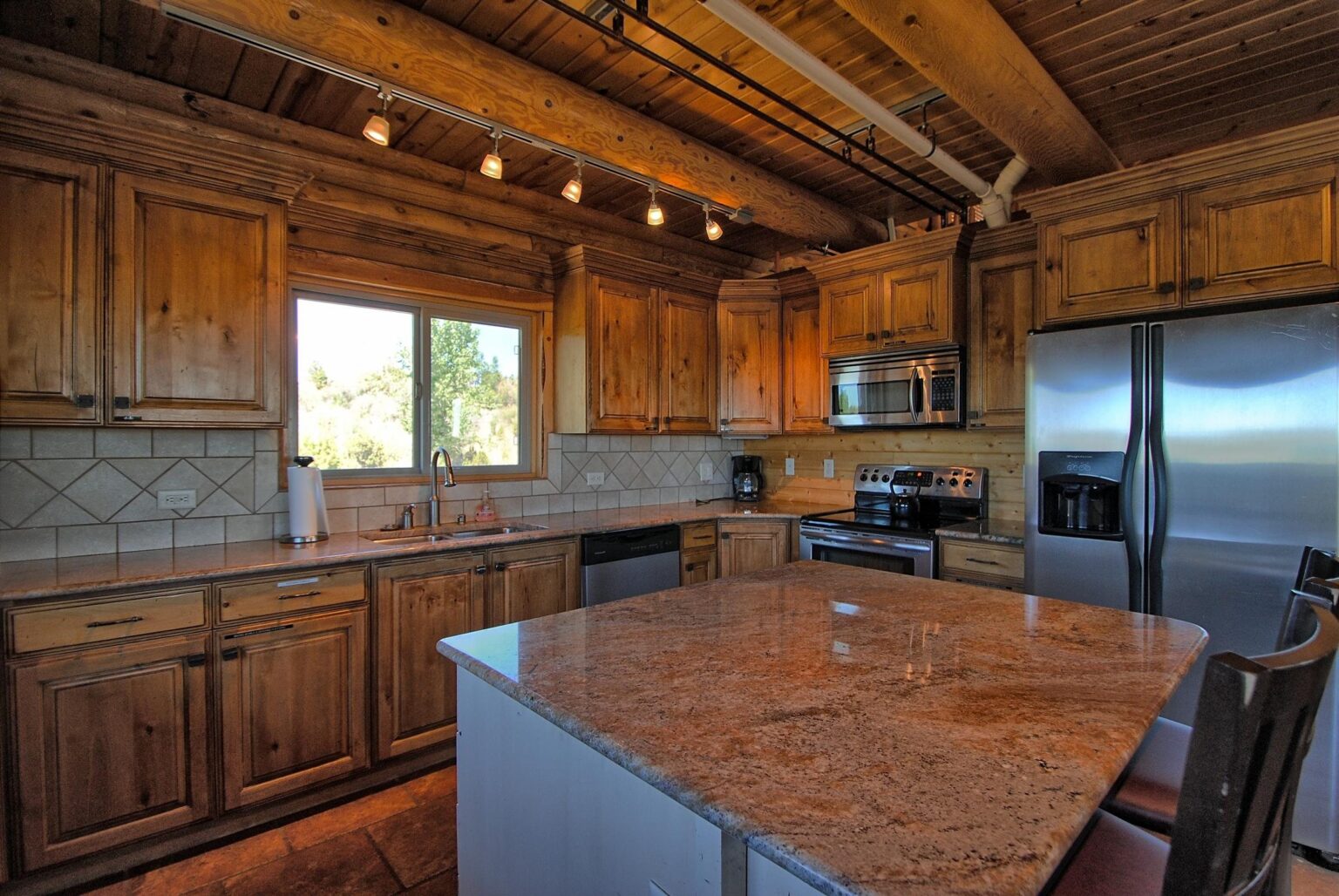 Loon Lodge: Kitchen & dining