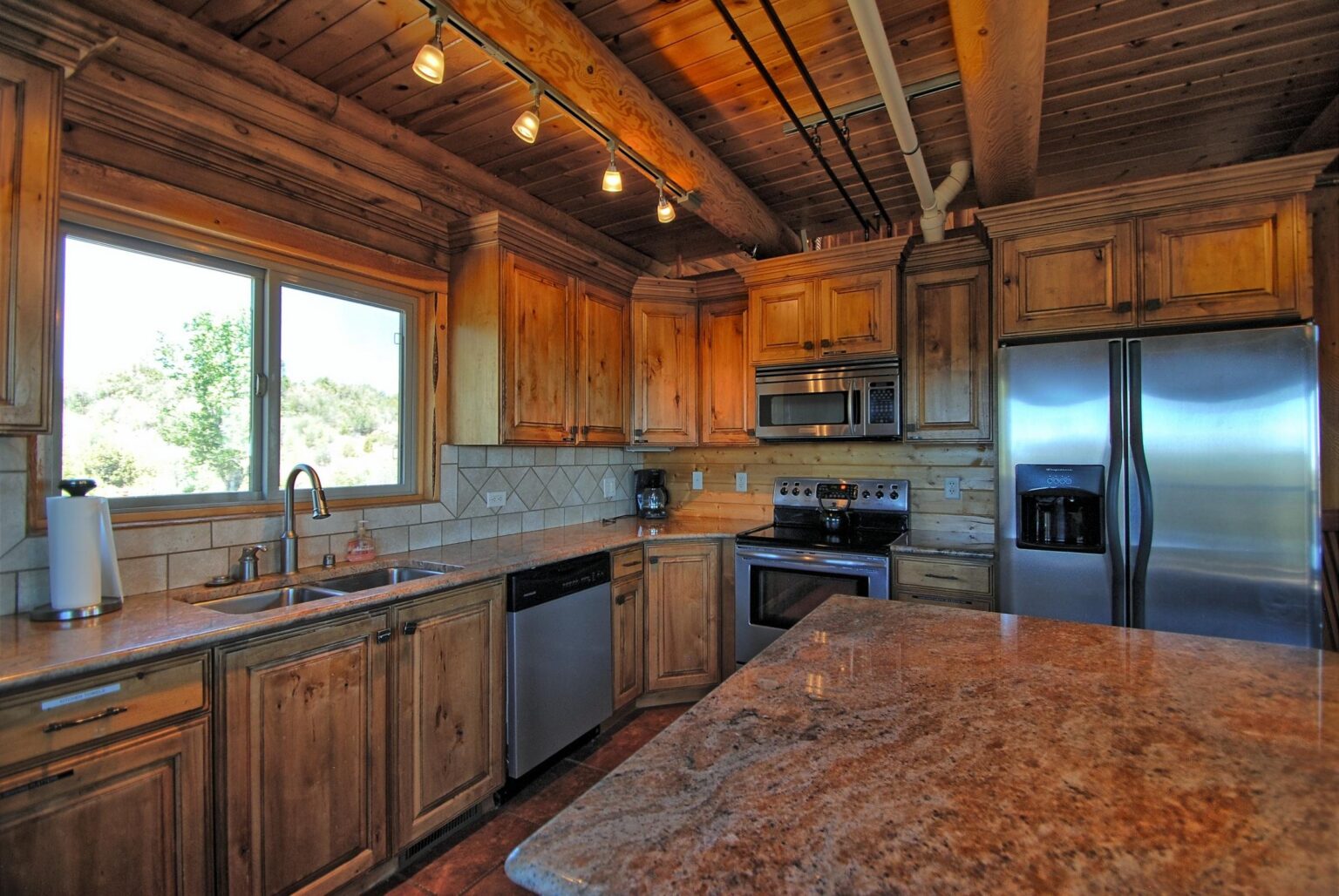 Loon Lodge: Kitchen & dining