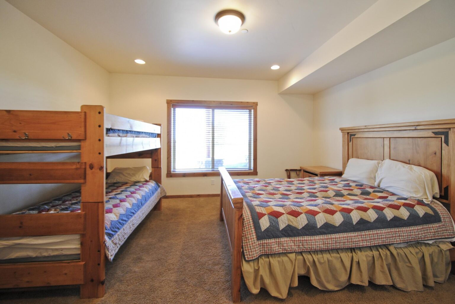 Loon Lodge: Downstairs bedroom 2