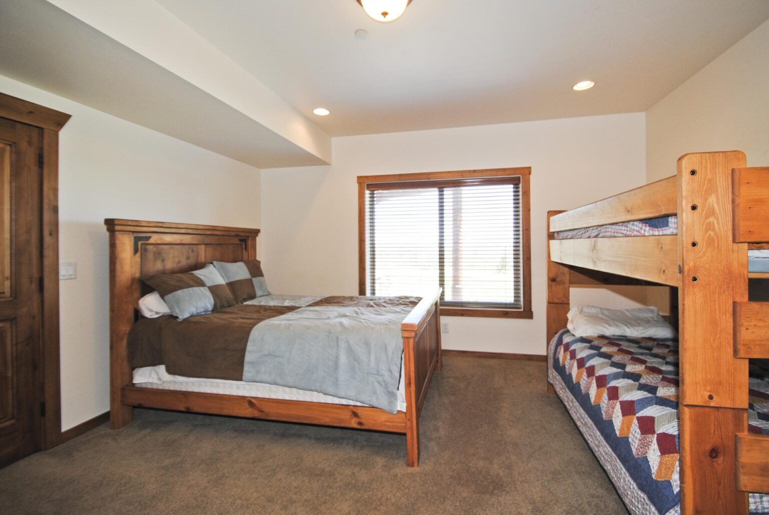 Loon Lodge: Downstairs bedroom 1