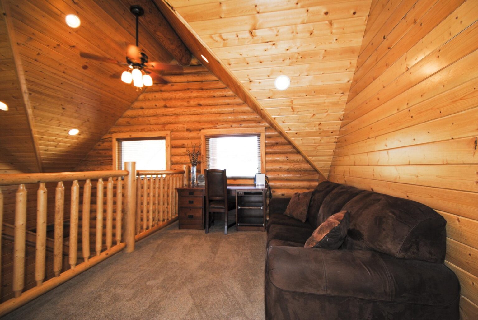 Loon Lodge: Upstairs sitting area