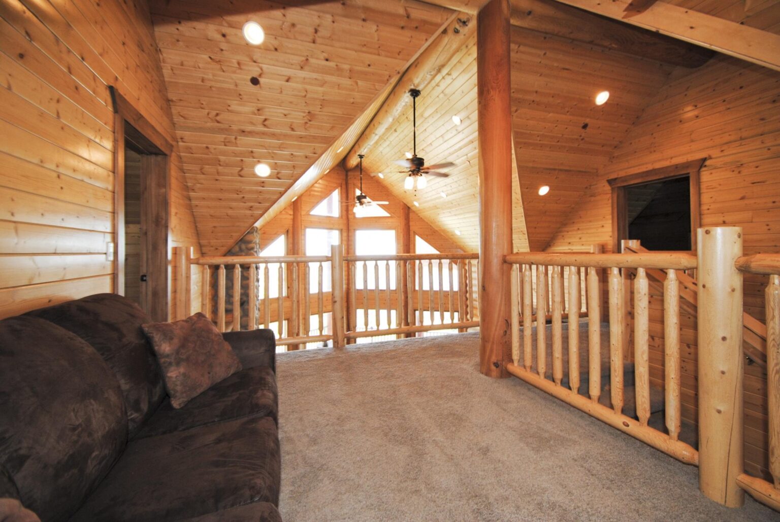 Loon Lodge: Upstairs sitting area