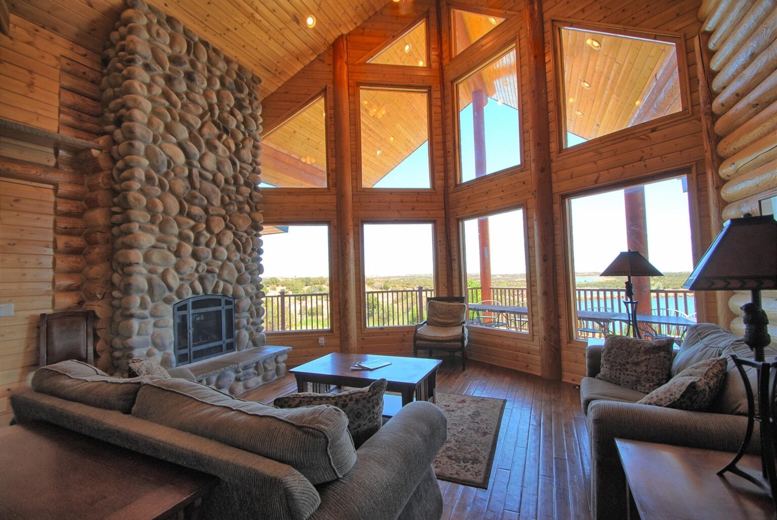 Loon Lodge: Living room