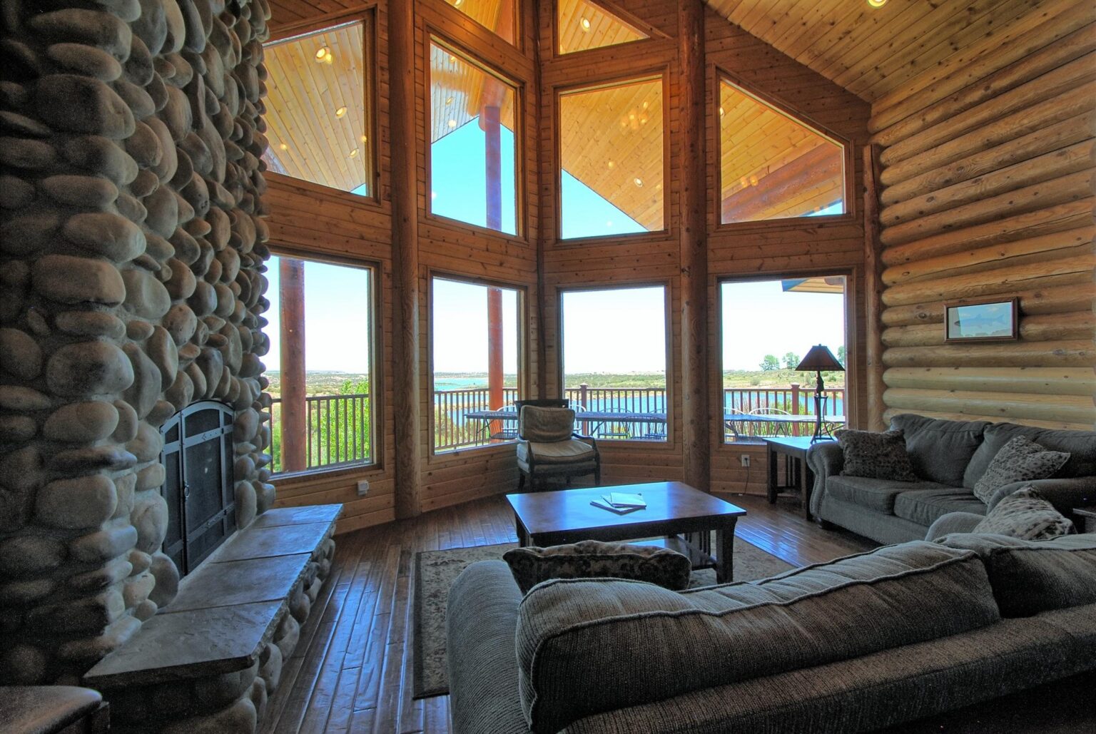 Loon Lodge: Living room