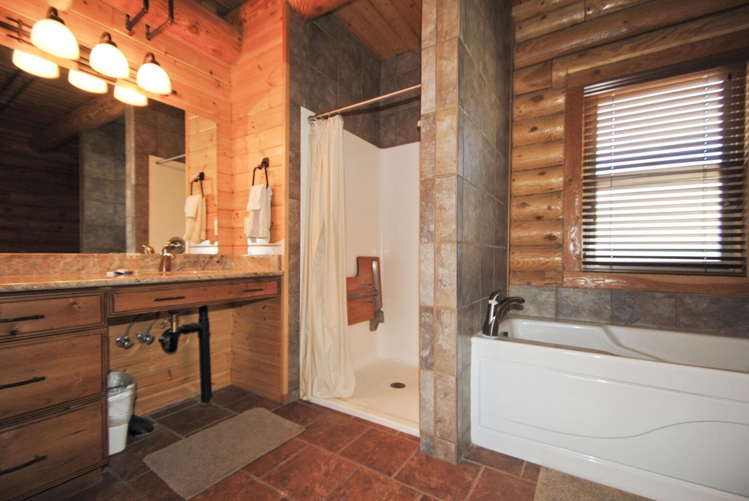 Loon Lodge: Master bedroom